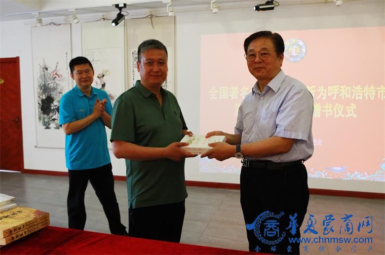 赫连佳新（右一）向呼和浩特市满族文化促进会赠送作品（侯秉实 摄）.jpg